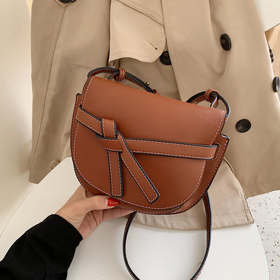 Női bőr táska hosszú füllel több színben