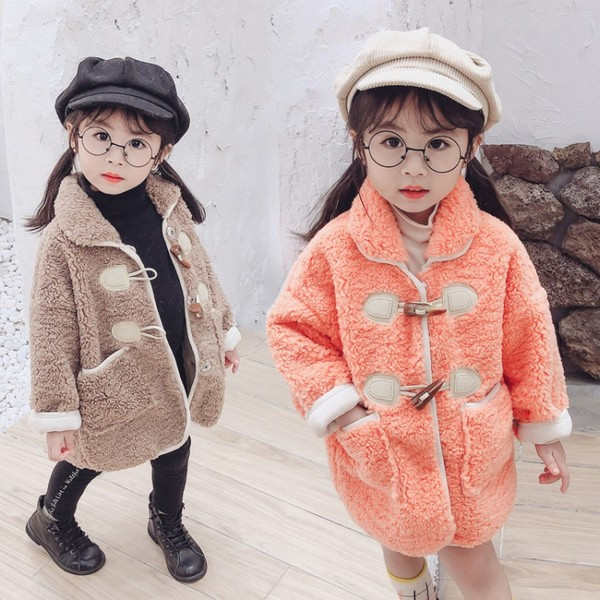 Modern gyerekkabát lányoknak két színben, gombokkal és zsebekkel