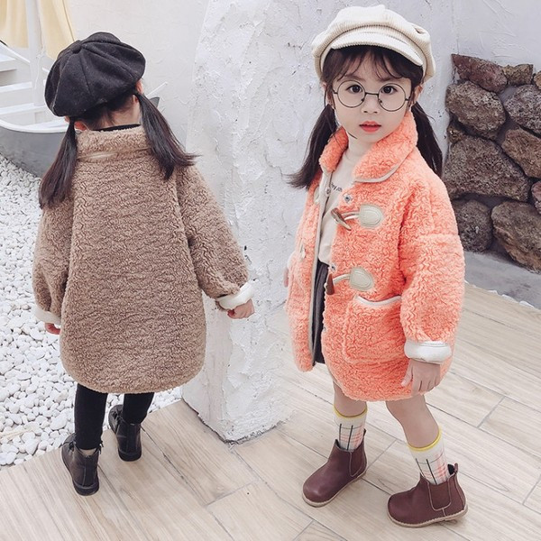 Modern gyerekkabát lányoknak két színben, gombokkal és zsebekkel