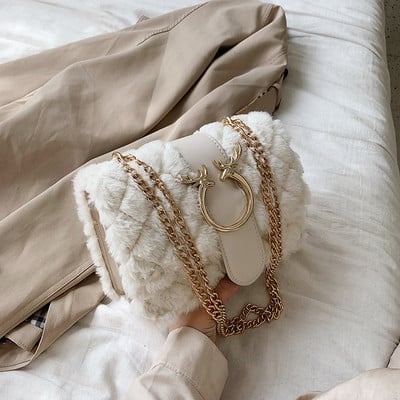 Női pehelytáska fém elemekkel fehér, rózsaszín, fekete és barna színekben