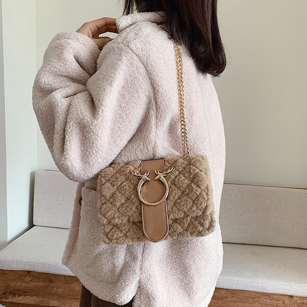 Női pehelytáska fém elemekkel fehér, rózsaszín, fekete és barna színekben