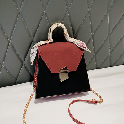 Stílusos női táska fém rögzítéssel több színben