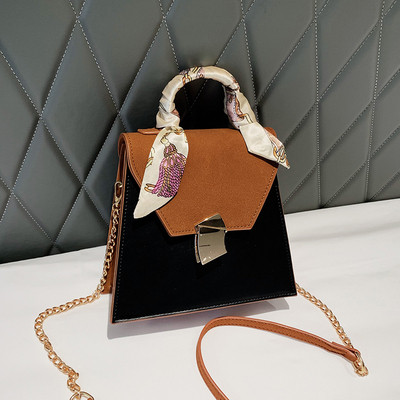 Stílusos női táska fém rögzítéssel több színben