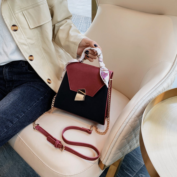 Stílusos női táska fém rögzítéssel több színben