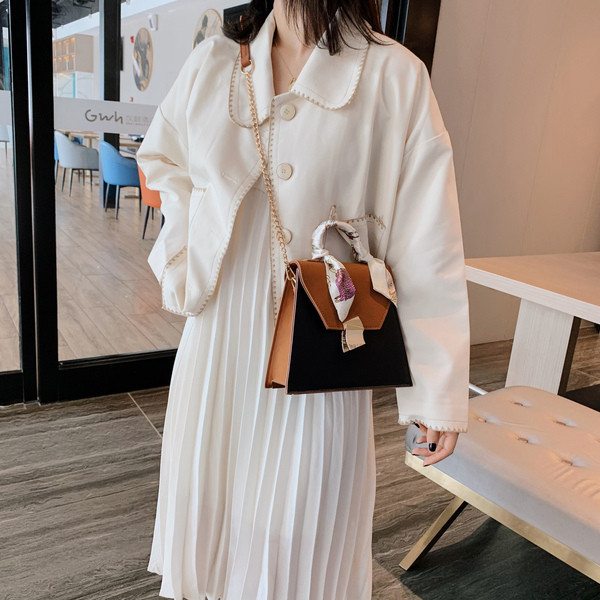 Stílusos női táska fém rögzítéssel több színben