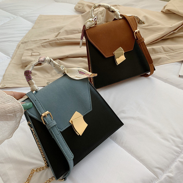 Stílusos női táska fém rögzítéssel több színben