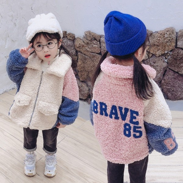 Aktuális gyerekkabát lányoknak két színben felirattal