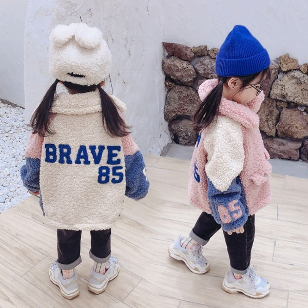 Aktuális gyerekkabát lányoknak két színben felirattal