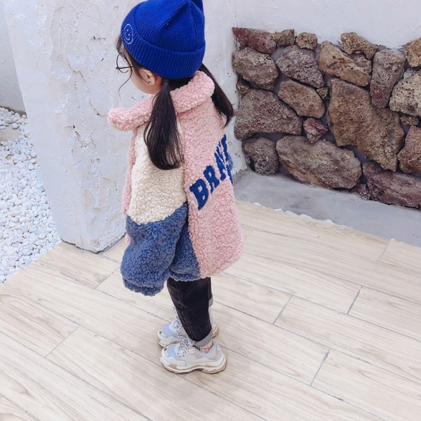 Aktuális gyerekkabát lányoknak két színben felirattal