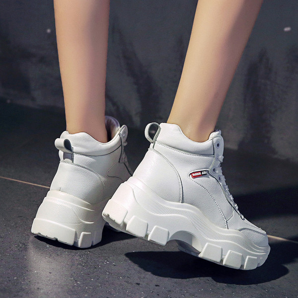 Γυναικεία αθλητικά πάνινα παπούτσια για το φθινόπωρο με άσπρο, μαύρο και μπεζ χρώμα