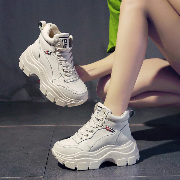 Γυναικεία αθλητικά πάνινα παπούτσια για το φθινόπωρο με άσπρο, μαύρο και μπεζ χρώμα