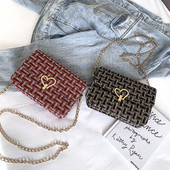 Geanta de dama tricotata in forma dreptunghiulara cu inima cu element metalic