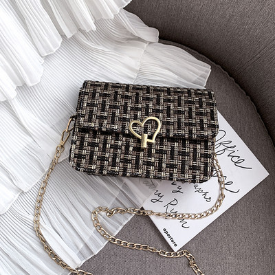 Geanta de dama tricotata in forma dreptunghiulara cu inima cu element metalic