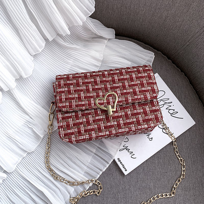 Geanta de dama tricotata in forma dreptunghiulara cu inima cu element metalic