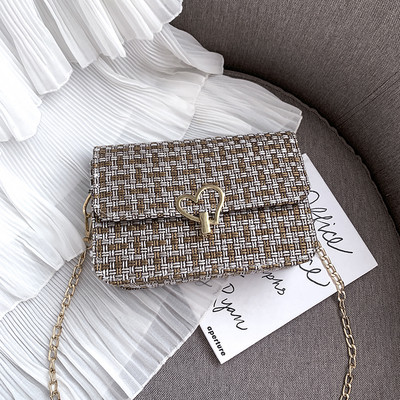 Geanta de dama tricotata in forma dreptunghiulara cu inima cu element metalic