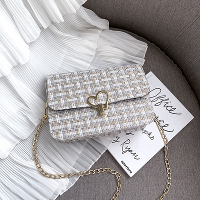 Geanta de dama tricotata in forma dreptunghiulara cu inima cu element metalic