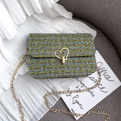 Geanta de dama tricotata in forma dreptunghiulara cu inima cu element metalic