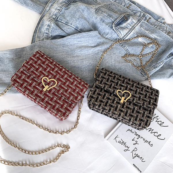 Geanta de dama tricotata in forma dreptunghiulara cu inima cu element metalic