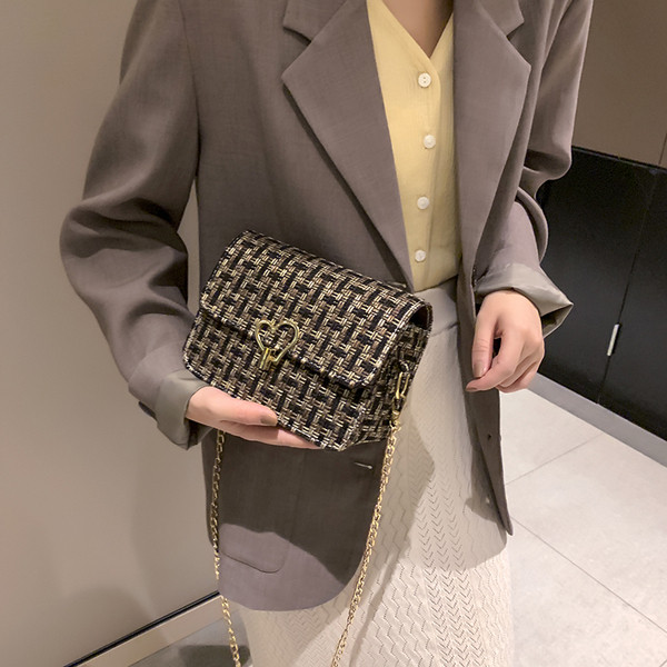 Geanta de dama tricotata in forma dreptunghiulara cu inima cu element metalic