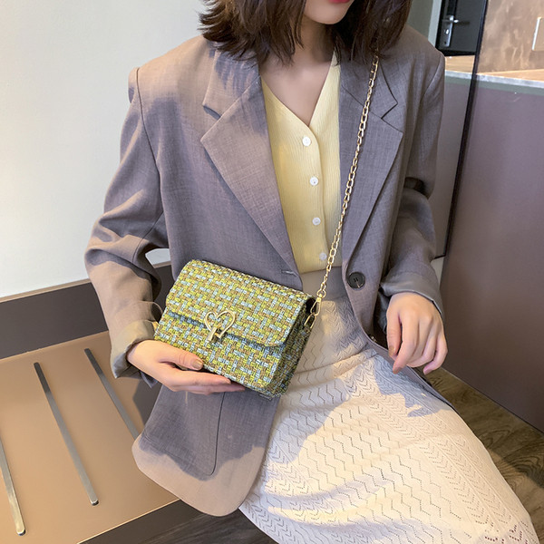 Geanta de dama tricotata in forma dreptunghiulara cu inima cu element metalic