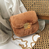 Női táska pehellyel és lánccal több színben