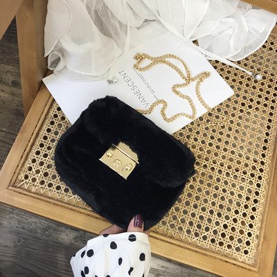 Női táska pehellyel és lánccal több színben