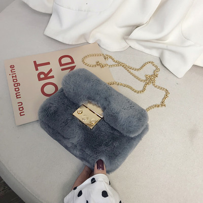 Női táska pehellyel és lánccal több színben