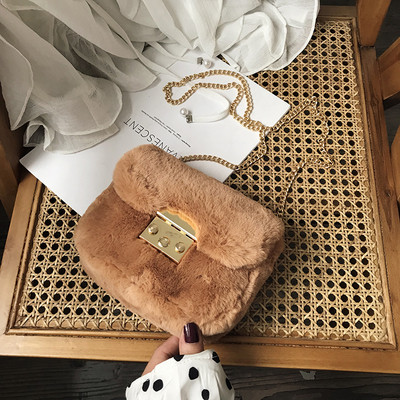 Női táska pehellyel és lánccal több színben