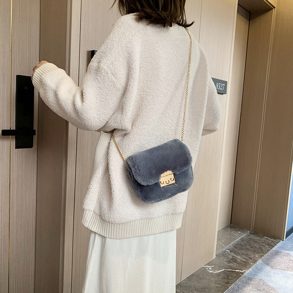 Női táska pehellyel és lánccal több színben