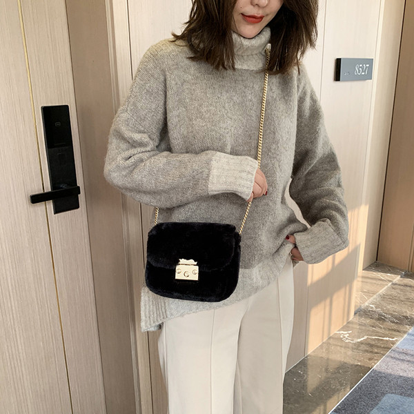 Női táska pehellyel és lánccal több színben