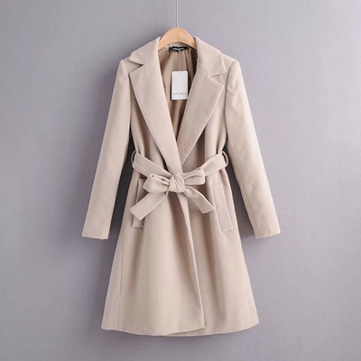 Hosszú női kabát övvel és bézs zsebekkel