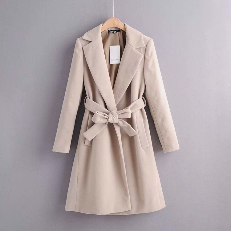 Hosszú női kabát övvel és bézs zsebekkel