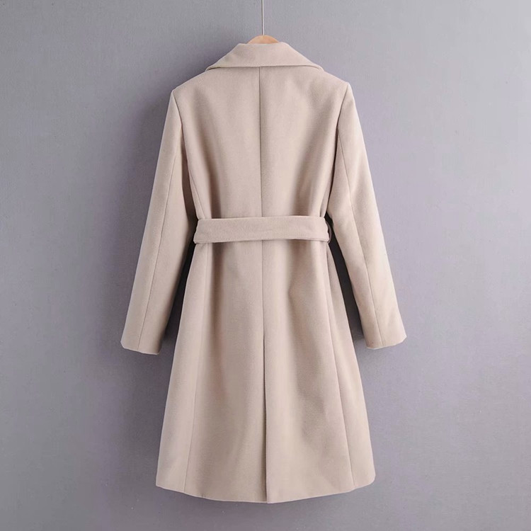 Hosszú női kabát övvel és bézs zsebekkel