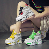 Γυναικεία αθλητικά πάνινα παπούτσια με πολύχρωμες επιγραφές