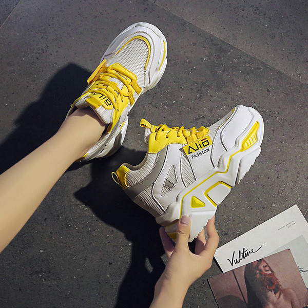 Γυναικεία αθλητικά πάνινα παπούτσια με πολύχρωμες επιγραφές