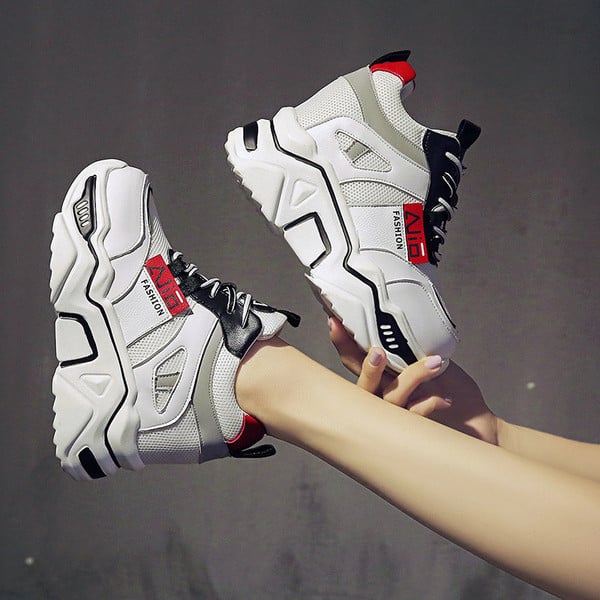 Γυναικεία αθλητικά πάνινα παπούτσια με πολύχρωμες επιγραφές