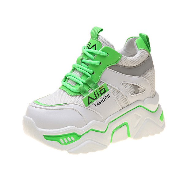 Γυναικεία αθλητικά πάνινα παπούτσια με πολύχρωμες επιγραφές