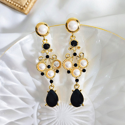 Cercei eleganti de dama cu perle in negru