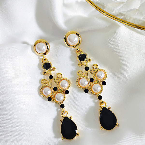 Cercei eleganti de dama cu perle in negru