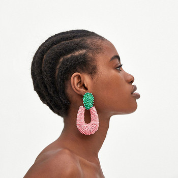 Μοντέρνα γυναικεία σκουλαρίκια σε διάφορα χρώματα