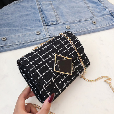 Stílusos kötött kézitáska fém elemmel és hosszú fogantyúval fekete, fehér és zöld színben