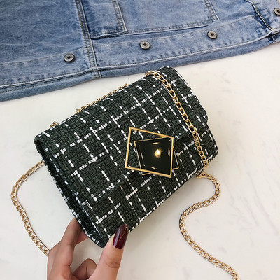 Stílusos kötött kézitáska fém elemmel és hosszú fogantyúval fekete, fehér és zöld színben