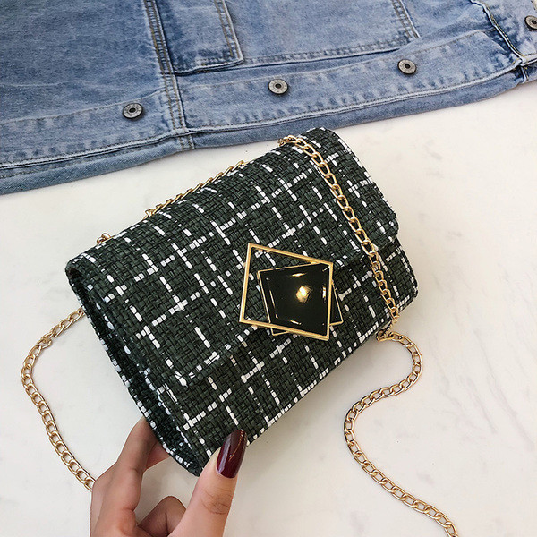 Stílusos kötött kézitáska fém elemmel és hosszú fogantyúval fekete, fehér és zöld színben