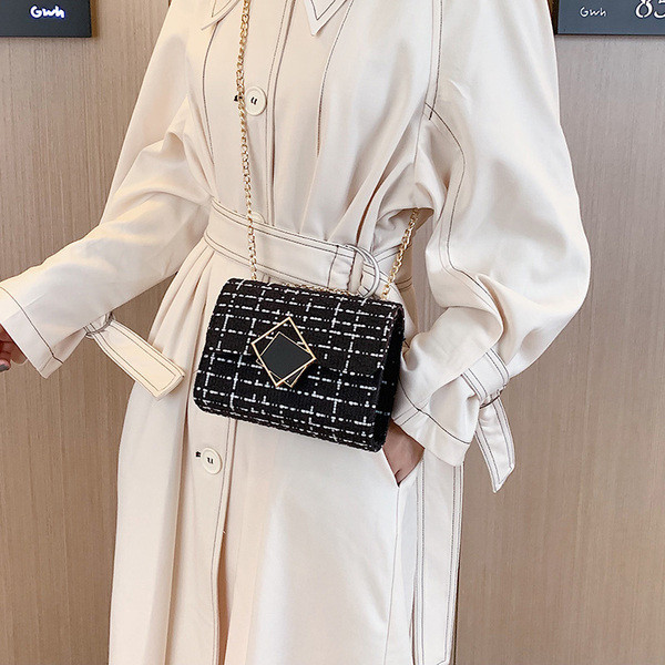 Stílusos kötött kézitáska fém elemmel és hosszú fogantyúval fekete, fehér és zöld színben