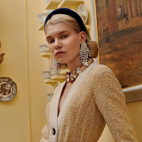 Modern női fülbevaló kövekkel ezüst színben