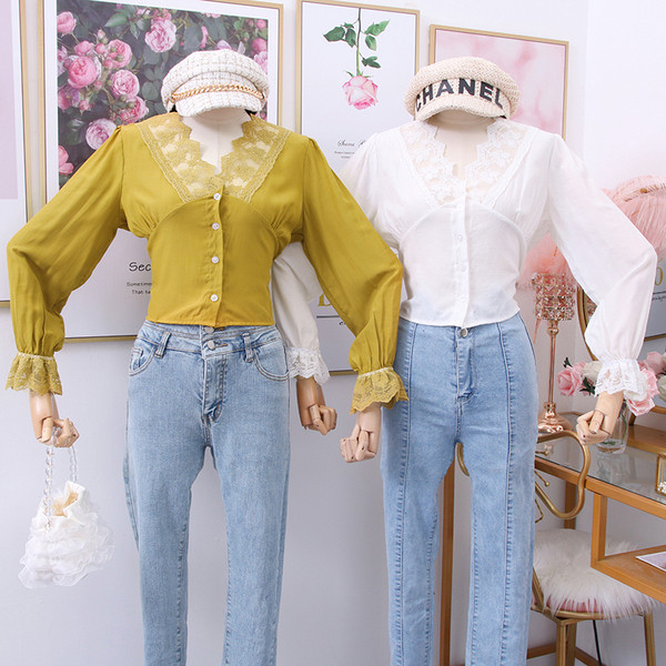 Korszerű női ing spitz nyakkivágással és több színben hímzéssel