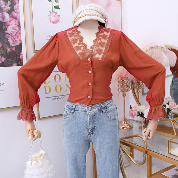 Korszerű női ing spitz nyakkivágással és több színben hímzéssel