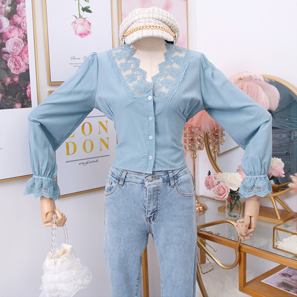 Korszerű női ing spitz nyakkivágással és több színben hímzéssel