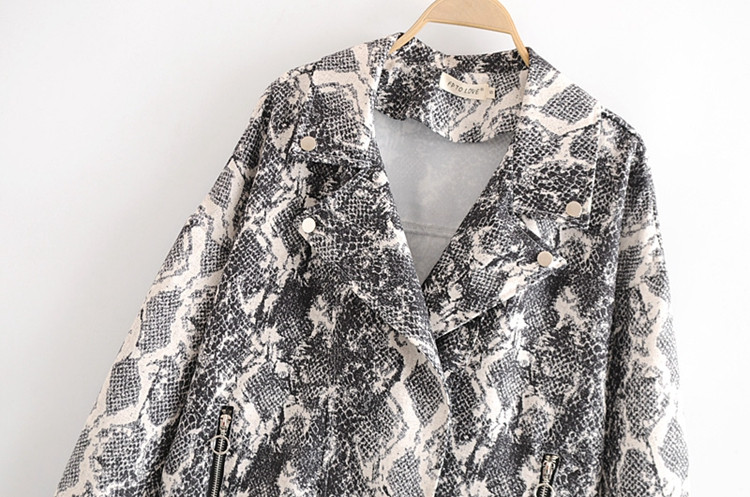 Σύντομο οικολογικό δερμάτινο μπουφάν με φερμουάρ και ζώνη σε ζωική εκτύπωση