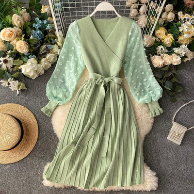 Modern női ruha övvel és spitz nyakkivágással, több színben